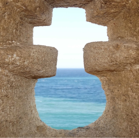 cruz-con-vistas-al-mar-desde-el-castillo-de-almunecar