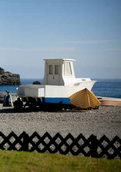 imagen-de-playa-almunecar-barco-de-pesca