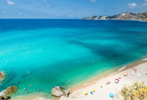 playa-con-agua-cristalina-y-azul-en-almunecar