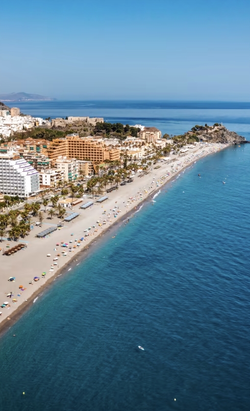 playa-de-almunecar-en-verano-con-zonas-hoteleras-y-paseo-maritimo