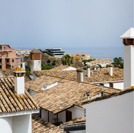 vista-de-los-tejados-de-pueblo-de-costa-con-el-mar-detras